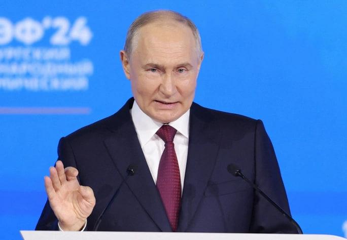 Путин (военный преступник) попросил глав Сбербанка и ВТБ «не высасывать как пылесос» деньги из других банков