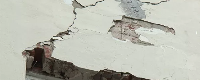 В Челябинске обрушилась часть стены двухэтажного жилого дома