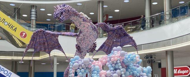 В ТРЦ Новосибирска появился 13-метровый надувной дракон с наездницей блондинкой