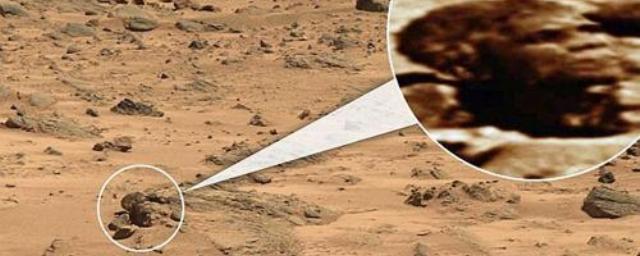 Уфологи нашли на Марсе каменных существ