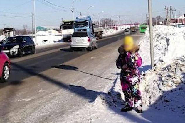 На Сахалине водитель автобуса высадил 9-летнюю девочку посреди оживленной трассы