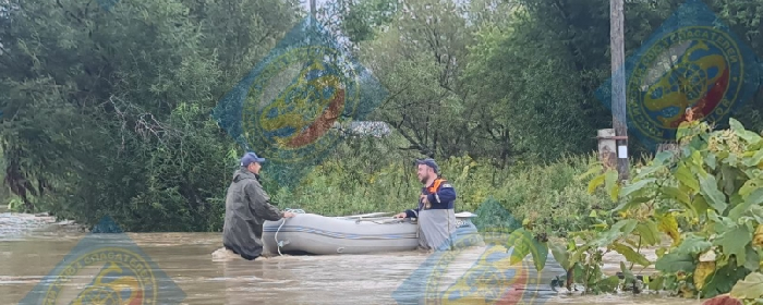 В Сахалинской области спасатели на лодке эвакуировали пятерых человек из автомобиля