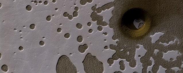 Уфологи заметили на снимках Марса вход в подземную базу