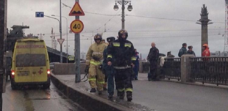 В Петербурге полицейский спас прыгнувшую с моста в воду женщину