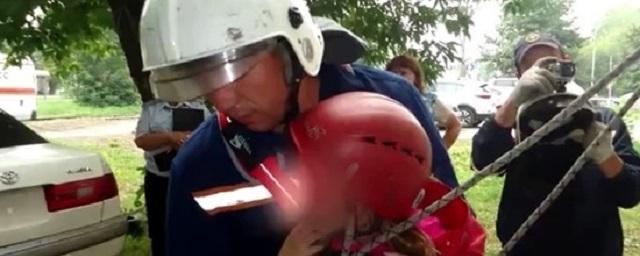 Спасатели Новосибирска вытащили брошенного ребенка через окно квартиры