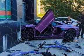 Lamborghini сына миллиардера протаранил крыльцо дома в Екатеринбурге и сбил ветерана СВО