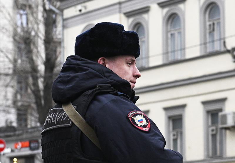 В Петербурге отец держал на цепи 12-летнюю дочь и не кормил за провинности