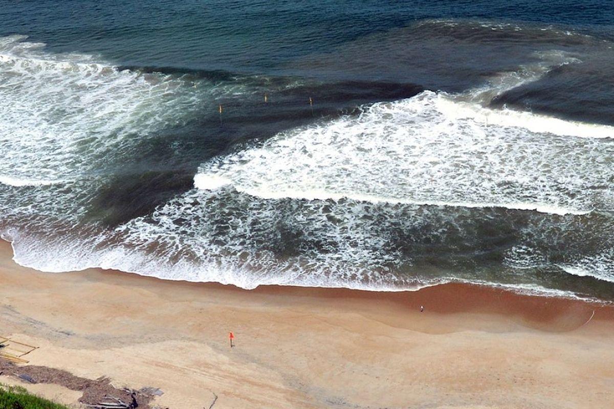 «Отбойное» течение – пожиратель туристов. Что нужно знать, чтобы избежать трагедии на морском курорте