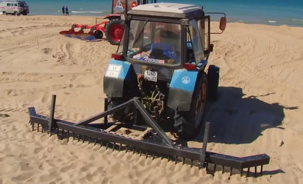 В Краснодарском крае продолжается очистка береговой линии от мазута