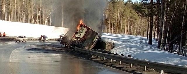 Под Иркутском перевернулся и загорелся большегруз