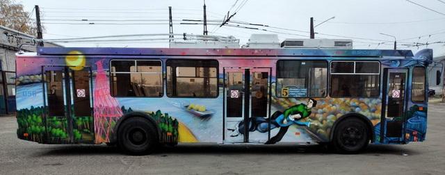 В Дзержинске троллейбусы украсили граффити и картины Пикассо