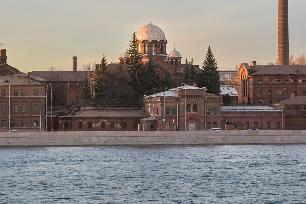 Приватизировавшая бывшее СИЗО «Кресты» компания получила еще и общежитие УФСИН