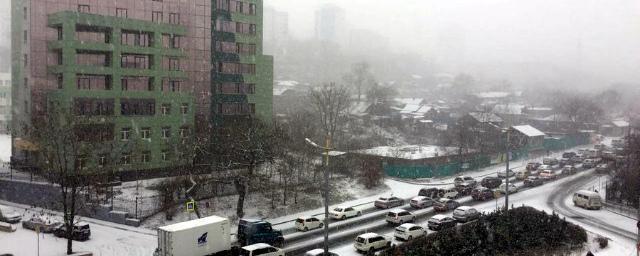 Снегоуборочная техника МУП приступила к расчистке улиц Владивостока