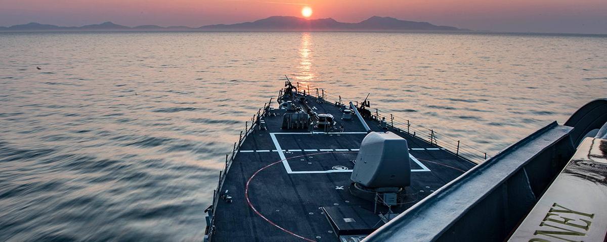 В Красном море американский эсминец Carney подвергся атаке
