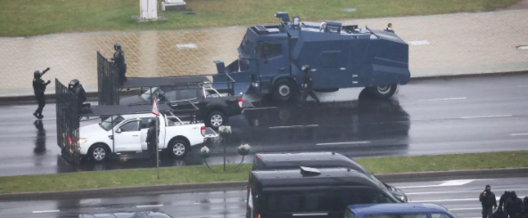 В центр Минска перед акцией протеста стянули спецтехнику и силовиков