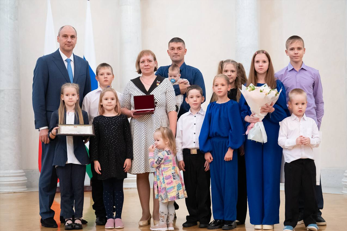 Врио губернатора Свердловской области Денис Паслер вручил награды многодетным семьям: Искренне восхищаюсь такими супружескими парами и стараюсь лично благодарить их