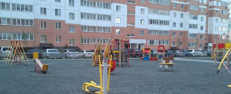 В Барнауле выявили опасные детские площадки