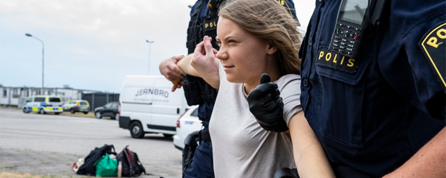 В Швеции задержали Грету Тунберг после того, как она вместе с другими активистами перекрыла трассу — Видео