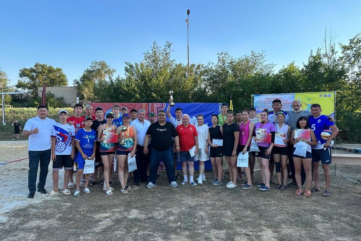 Команда главы Калмыкии забрала все золото на турнире по волейболу