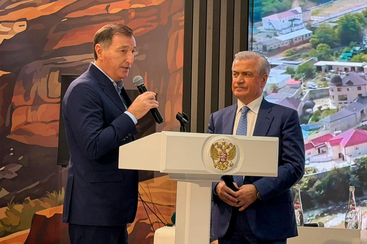 Спикер Народного Собрания Заур Аскендеров поблагодарил Омара Муртазалиева за поддержку книги об истории и культуре Дагестана