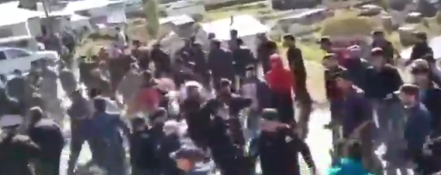 Жители в Дагестане закидали камнями здание администрации района