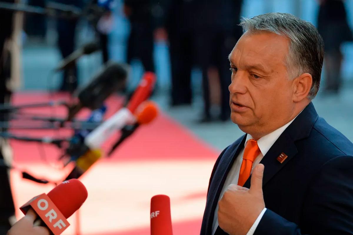 Орбан заявил о преследованиях венгров в Закарпатье после поджога церкви