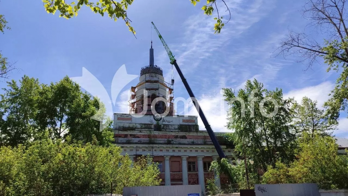 Новую колонну установили на башню оружейного завода в Ижевске