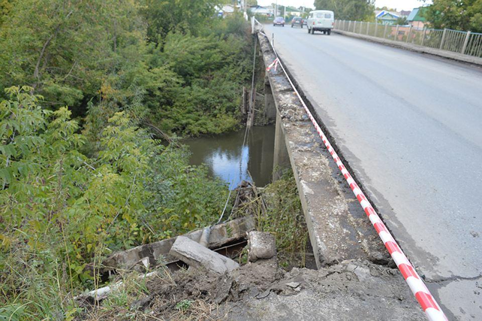 В Ульяновске в поселке Дачный обвалилась часть пешеходного моста