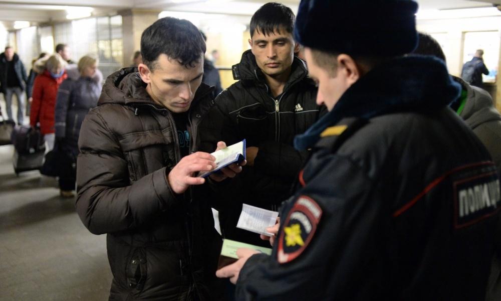 В Костромской области трем мигрантам вручили повестки в военкомат