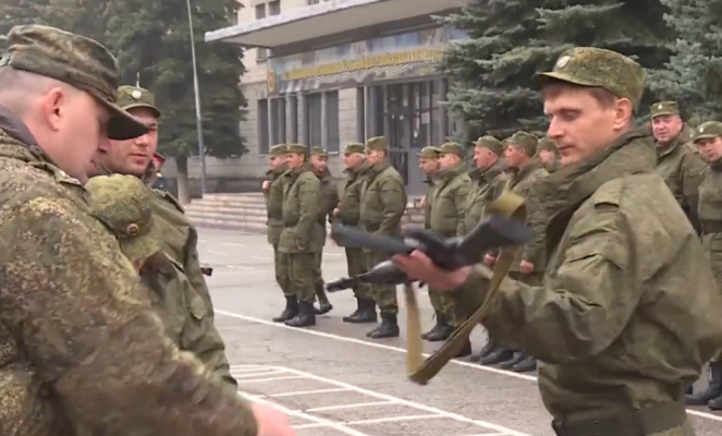 Мобилизованным жителям Ульяновска выдали стрелковое оружие