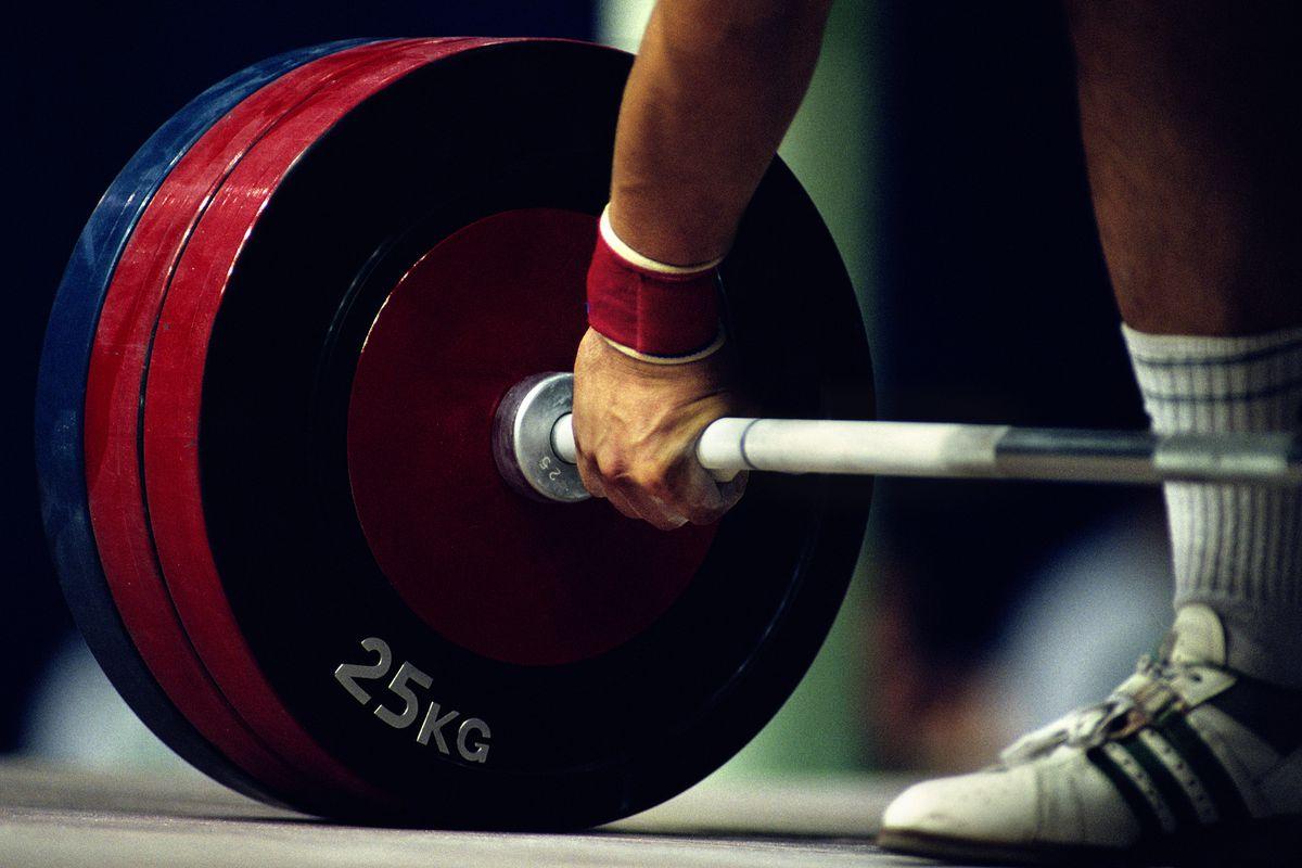 В Пензе подростки и взрослые соревновались по тяжелой атлетике