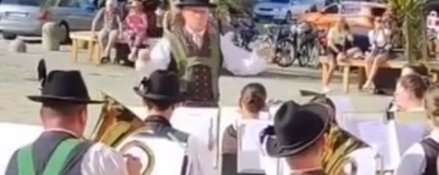 В Германии уличный оркестр исполнил «Прощание славянки» и растрогал очевидцев - видео
