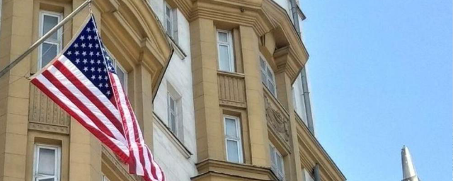 Водитель протаранил ограждение резиденции посла США в Москве
