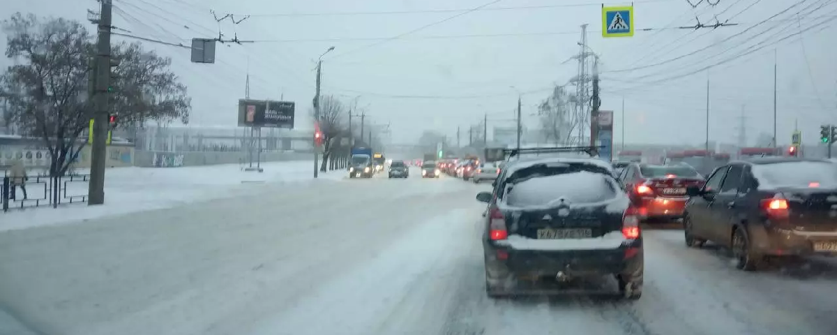 Восемь ДТП, четыре автомобиля вынесло в кювет: в Удмуртии рассказали о последствиях суточного снегопада