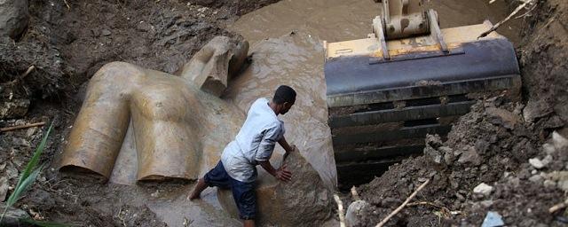 В Каире группа археологов выкопала вторую часть статуи Рамзеса II