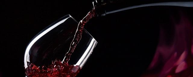 Ученые: Бокал красного вина перед сном способен продлить жизнь