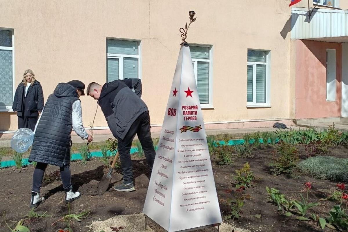 Школьники Луганска посадили розы в память о героях страны