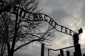 Поляк-неонацист устроил шокирующую инсталляцию у налоговой в Германии: копия ворот Освенцима и печь с «Циклоном Б»