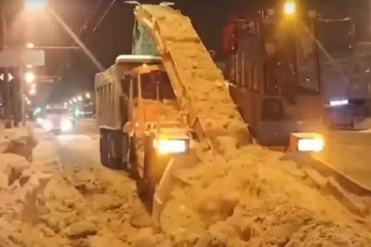 На дороги Саранска вышел новый лаповый снегопогрузчик, способный за 7 минут переместить 20 тонн снега в самосвал