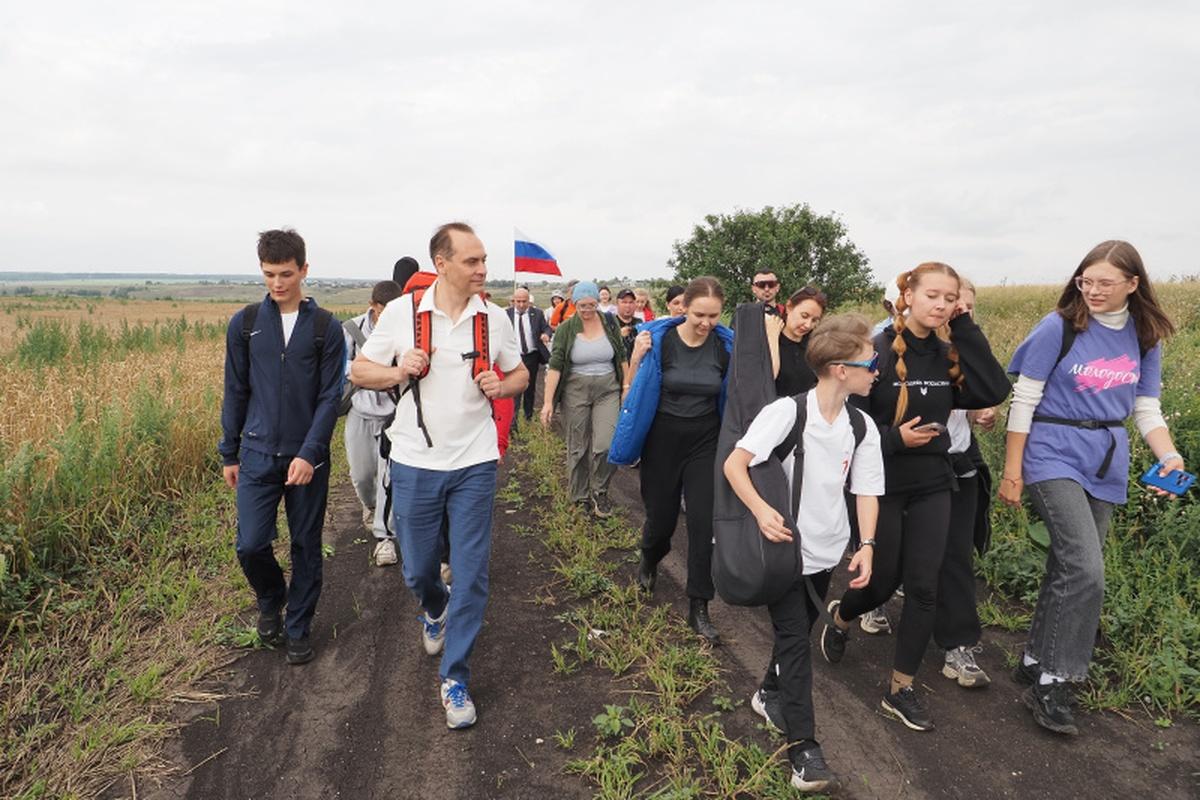Глава Мордовии Артём Здунов вместе с молодёжью прошёл по турмаршруту республики