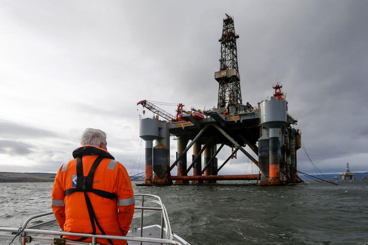 Страны ЕС согласовывают введение потолка цен на нефть: главное
