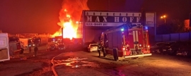 Крупный ночной пожар на территории  промзоны Екатеринбурга создал угрозу взрыва