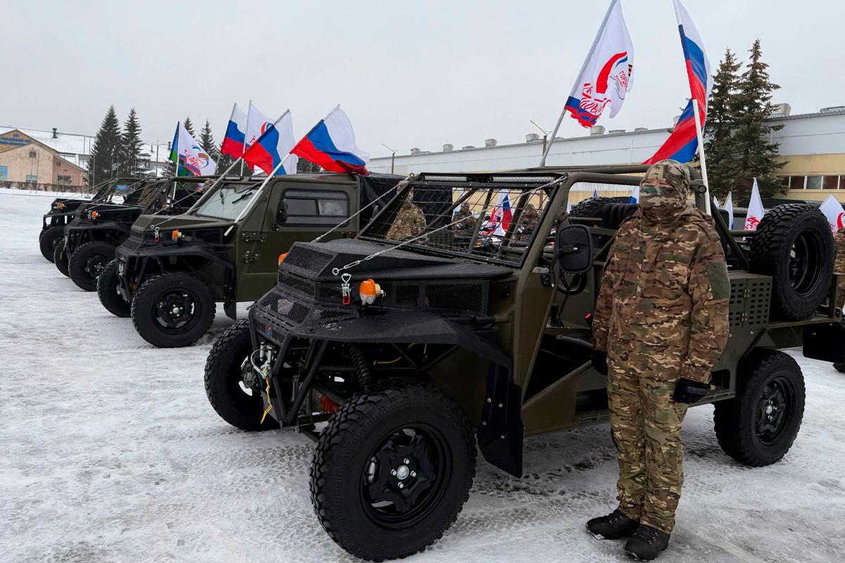 Губернатор Сергей Ситников передал костромским десантным полкам в зону СВО 19 единиц техники, включая маневренные вездеходы-багги