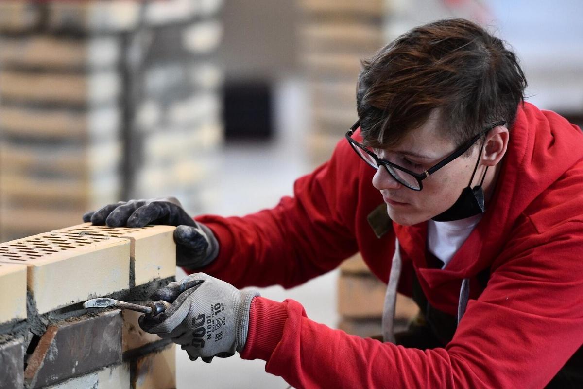 Стало известно, сколько подростков официально работает в Магаданской области