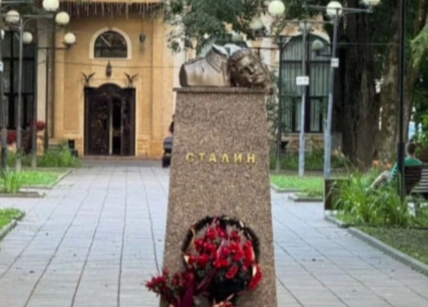 В Подмосковье задержан разбивший кувалдой бюст Сталина
