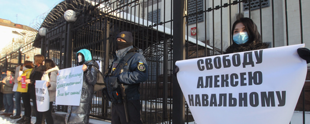 В Киеве у посольства России выстроились сторонники Навального