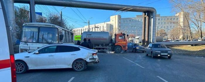 В Челябинске сотрудники ГИБДД сообщили об аварии с участием водителя маршрутки