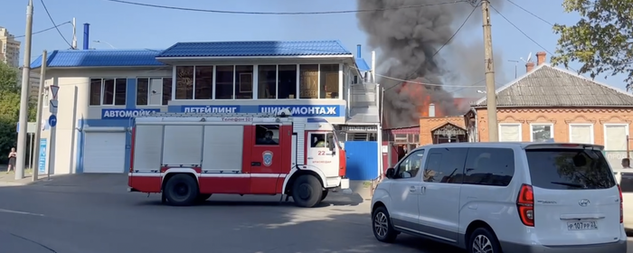 Пожар тушат в частном доме в центре Краснодара на площади 170 квадратных метров