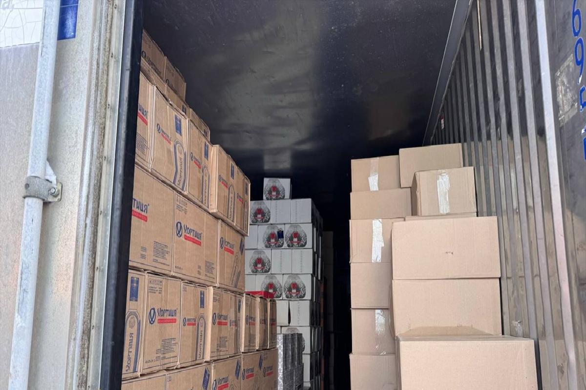 Со склада и «с колёс»: в Новосибирске силовики и общественники изъяли 18 тысяч бутылок опасного алкоголя