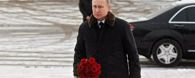 Путин возложил цветы к «Рубежному камню» на «Невском пятачке»